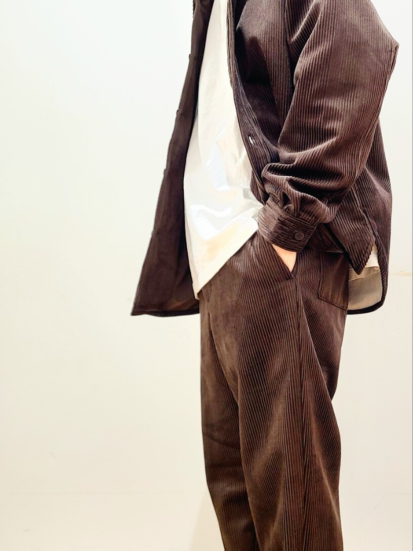 ブラウン系のシャツ/ブラウス、ブラウン系のその他パンツを着用したメンズの秋コーディネートの6枚目の写真