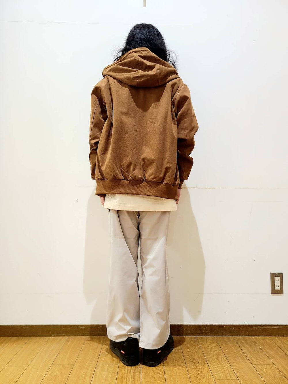 ホワイト系のスウェット、ホワイト系のその他パンツ、ブラウン系のその他アウターを着用したメンズの冬コーディネートの3枚目の写真