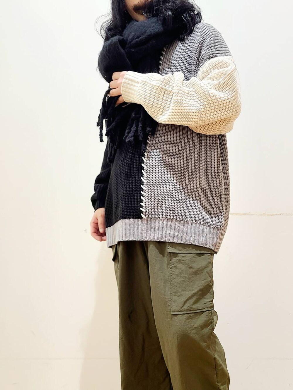 グリーン系のその他パンツ、ブラック系のニット/セーター、ブラック系のストール/ショールを着用したメンズの冬コーディネートの6枚目の写真