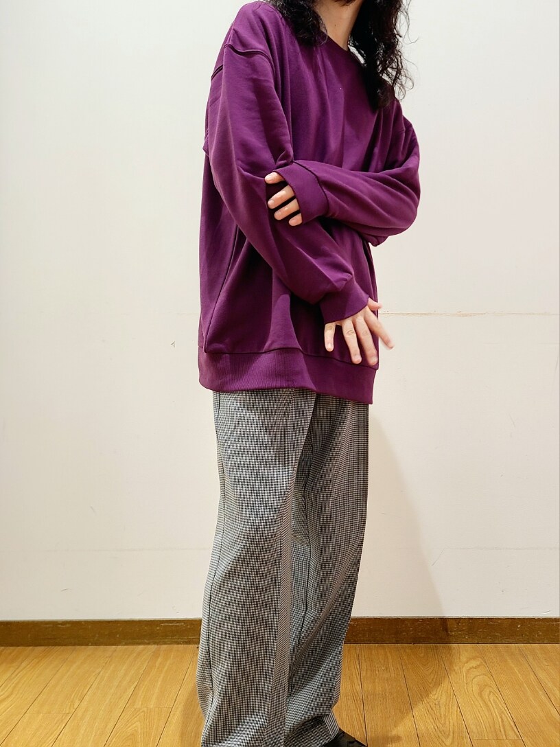 パープル系のスウェット、その他のその他パンツを着用したメンズの秋コーディネートの4枚目の写真