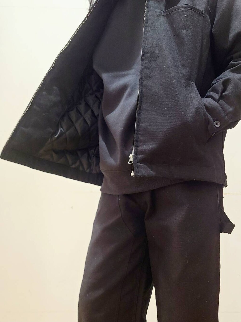 ブラック系のその他アウター、ブラック系のその他パンツ、ブラック系のスウェットを着用したメンズの冬コーディネートの6枚目の写真