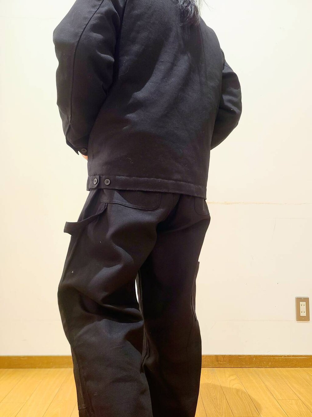 ブラック系のその他アウター、ブラック系のその他パンツ、ブラック系のスウェットを着用したメンズの冬コーディネートの8枚目の写真