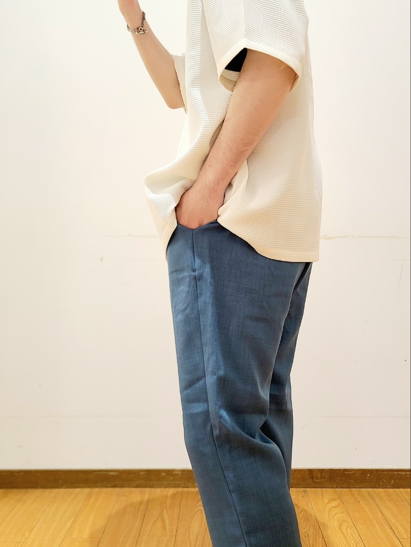 ホワイト系のシャツ/ブラウス、ブルー系のその他パンツを着用したメンズの夏コーディネートの8枚目の写真