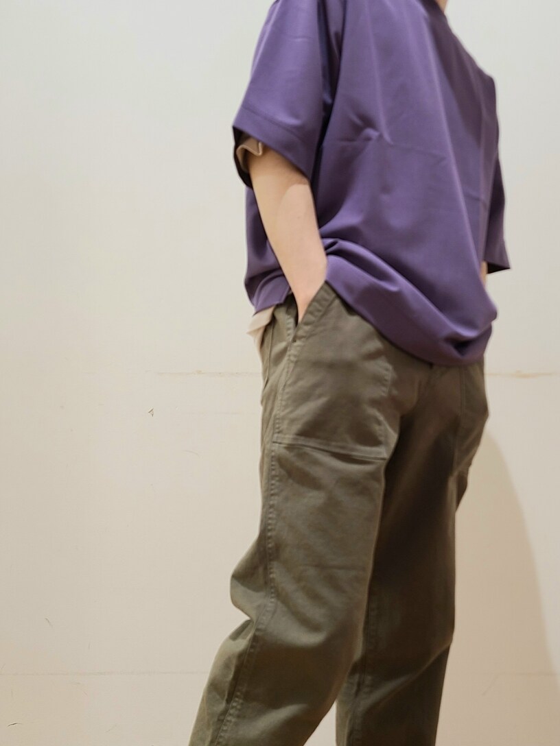 パープル系のTシャツ/カットソー、グリーン系のその他パンツ、ブラック系のキャップを着用したメンズの春コーディネートの5枚目の写真