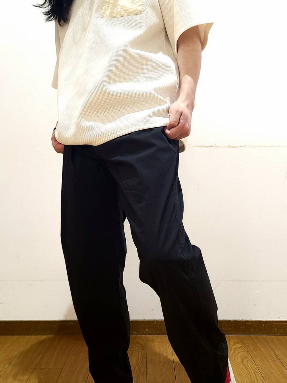 ブラック系のスニーカー、ホワイト系のTシャツ/カットソーを着用したメンズの春コーディネートの6枚目の写真