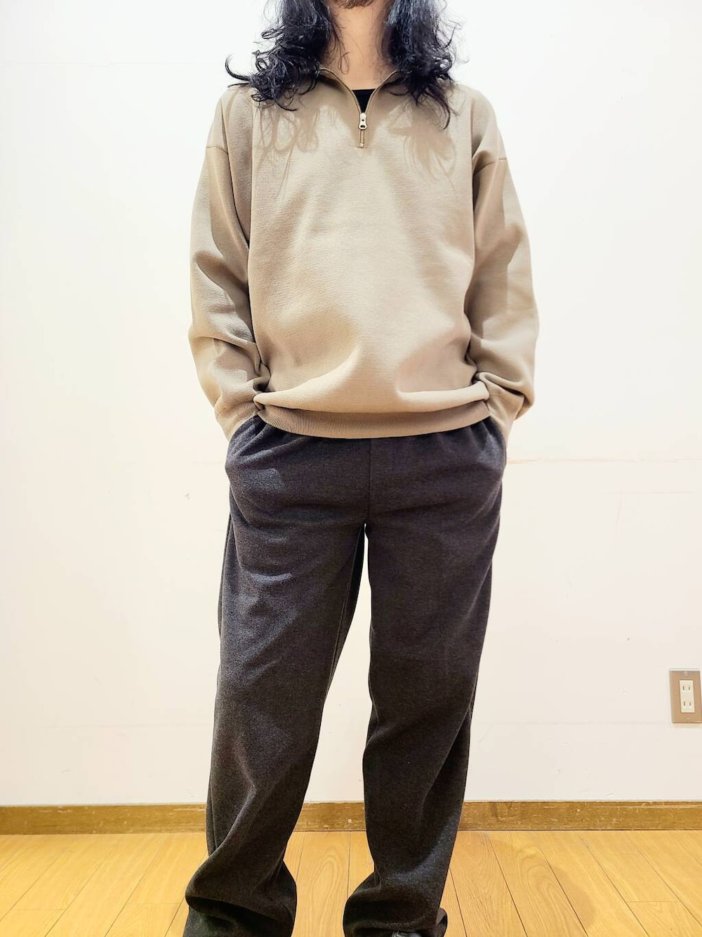 ブラック系のその他パンツ、ベージュ系のニット/セーターを着用したメンズの秋コーディネートの4枚目の写真