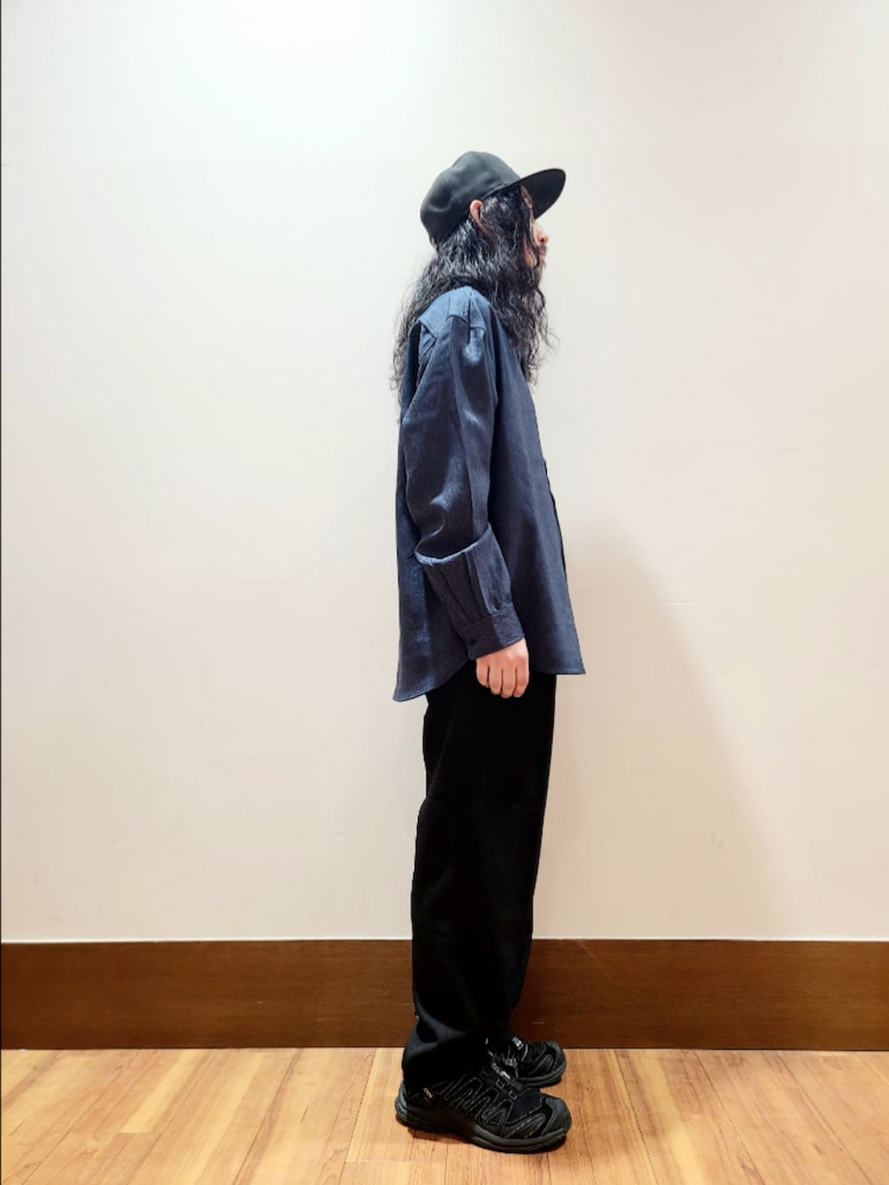 ブルー系のシャツ/ブラウス、ブラック系のその他パンツを着用したメンズの秋コーディネートの2枚目の写真