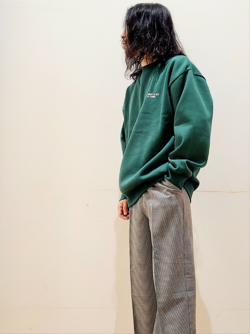 グリーン系のスウェット、その他のその他パンツを着用したメンズの秋コーディネートの7枚目の写真