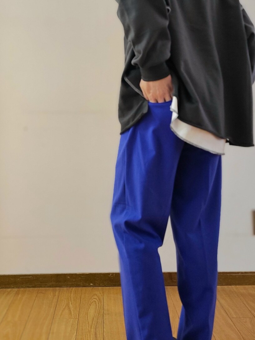 グレー系のTシャツ/カットソー、ホワイト系のTシャツ/カットソー、ブルー系のその他パンツを着用したメンズの春コーディネートの8枚目の写真