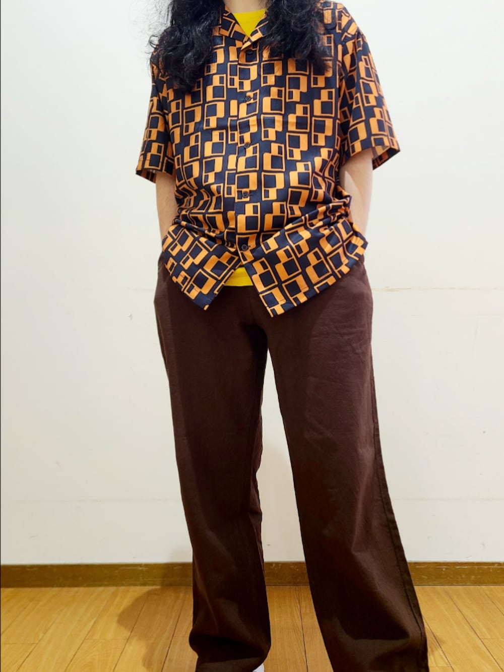 ブルー系のシャツ/ブラウス、ブラウン系のその他パンツを着用したメンズの夏コーディネートの4枚目の写真