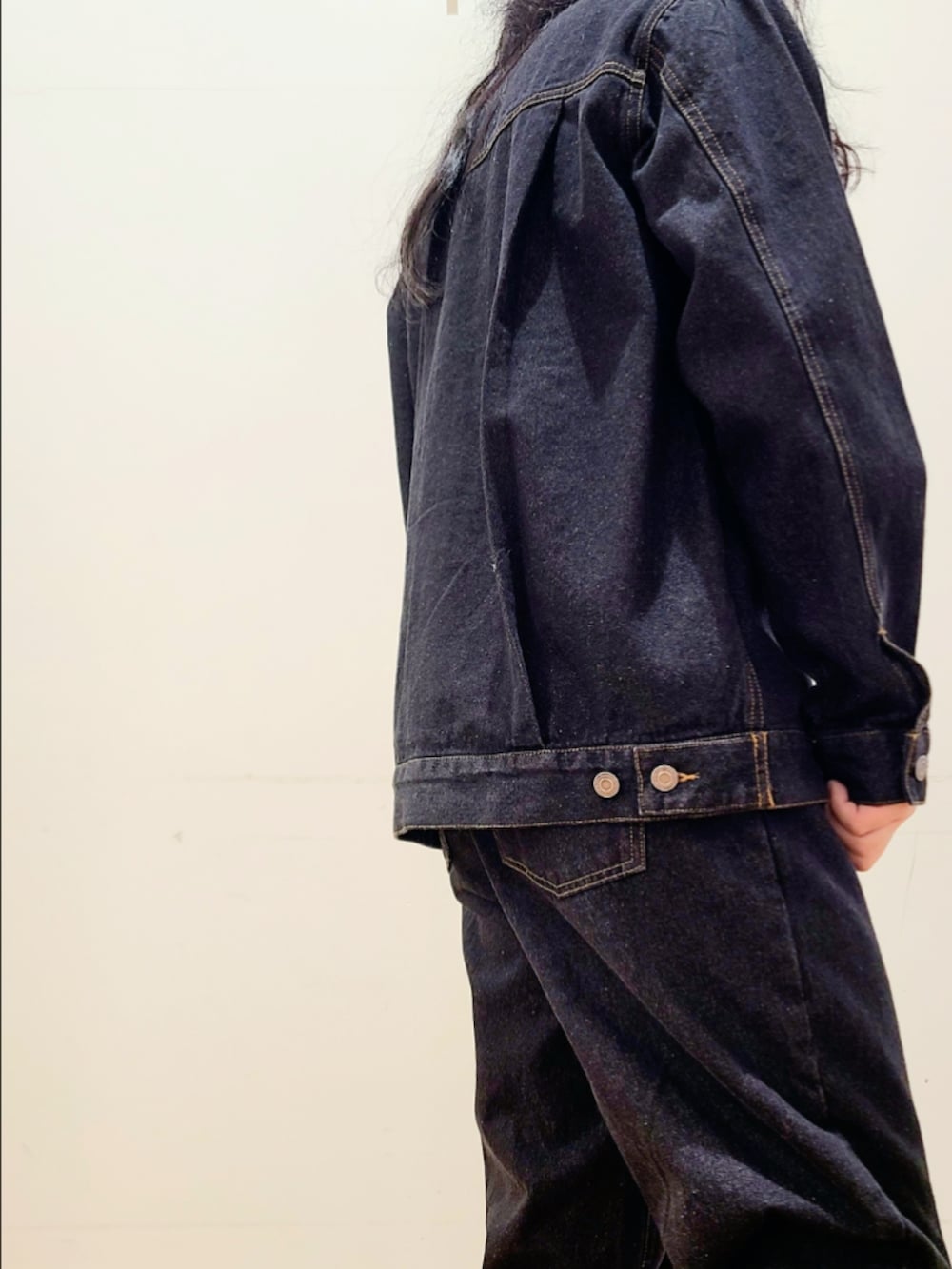 ブラック系のデニムパンツ、ブラック系のデニムジャケットを着用したメンズの冬コーディネートの8枚目の写真