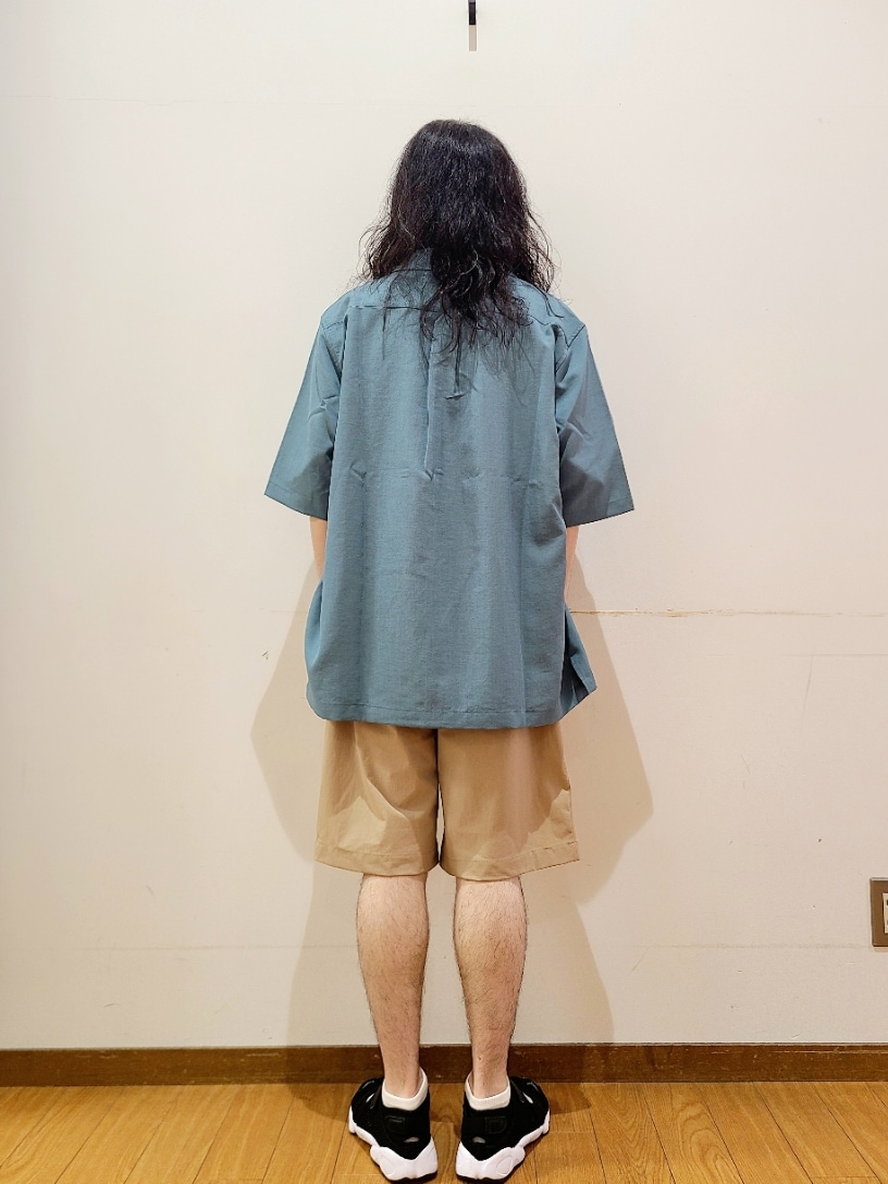 ブルー系のシャツ/ブラウス、ホワイト系のTシャツ/カットソー、ベージュ系のその他パンツを着用したメンズの夏コーディネートの3枚目の写真