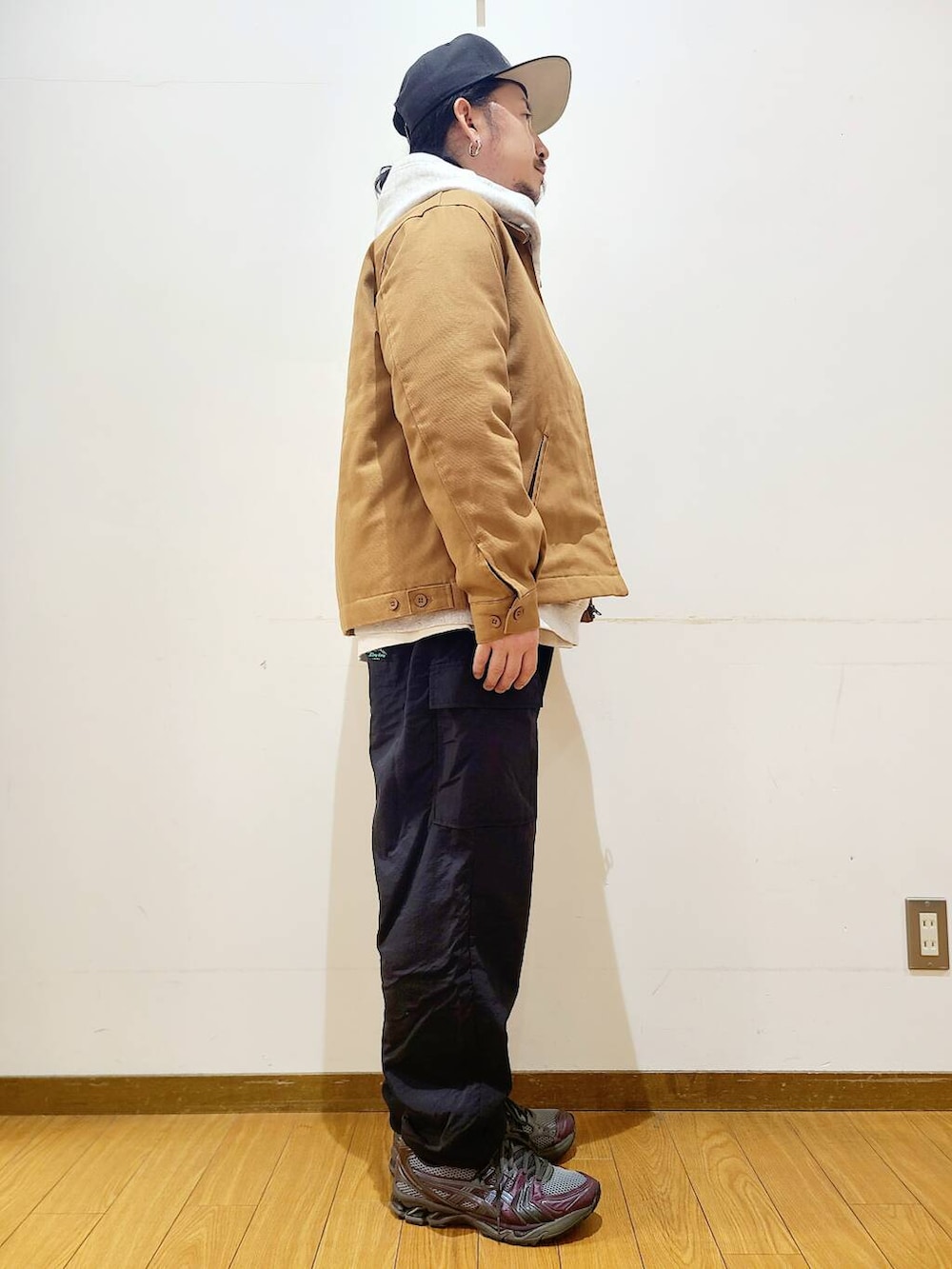 ブラック系のその他パンツ、イエロー系のその他アウター、グレー系のパーカーを着用したメンズの冬コーディネートの2枚目の写真