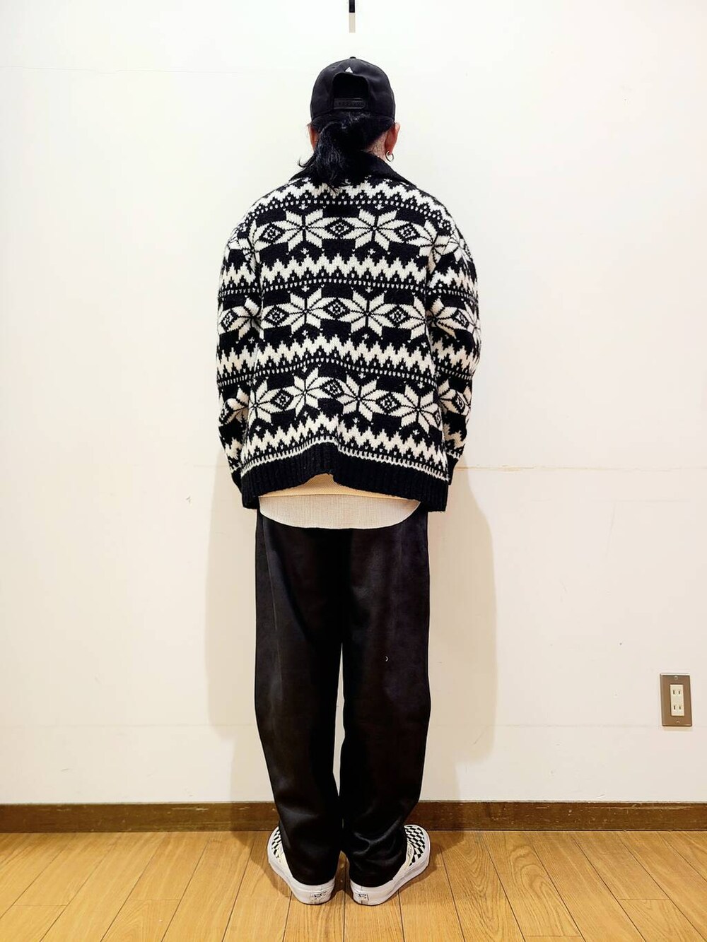 ブラック系のその他パンツ、ブラック系のスニーカー、ブラック系のニット/セーターを着用したメンズの冬コーディネートの3枚目の写真