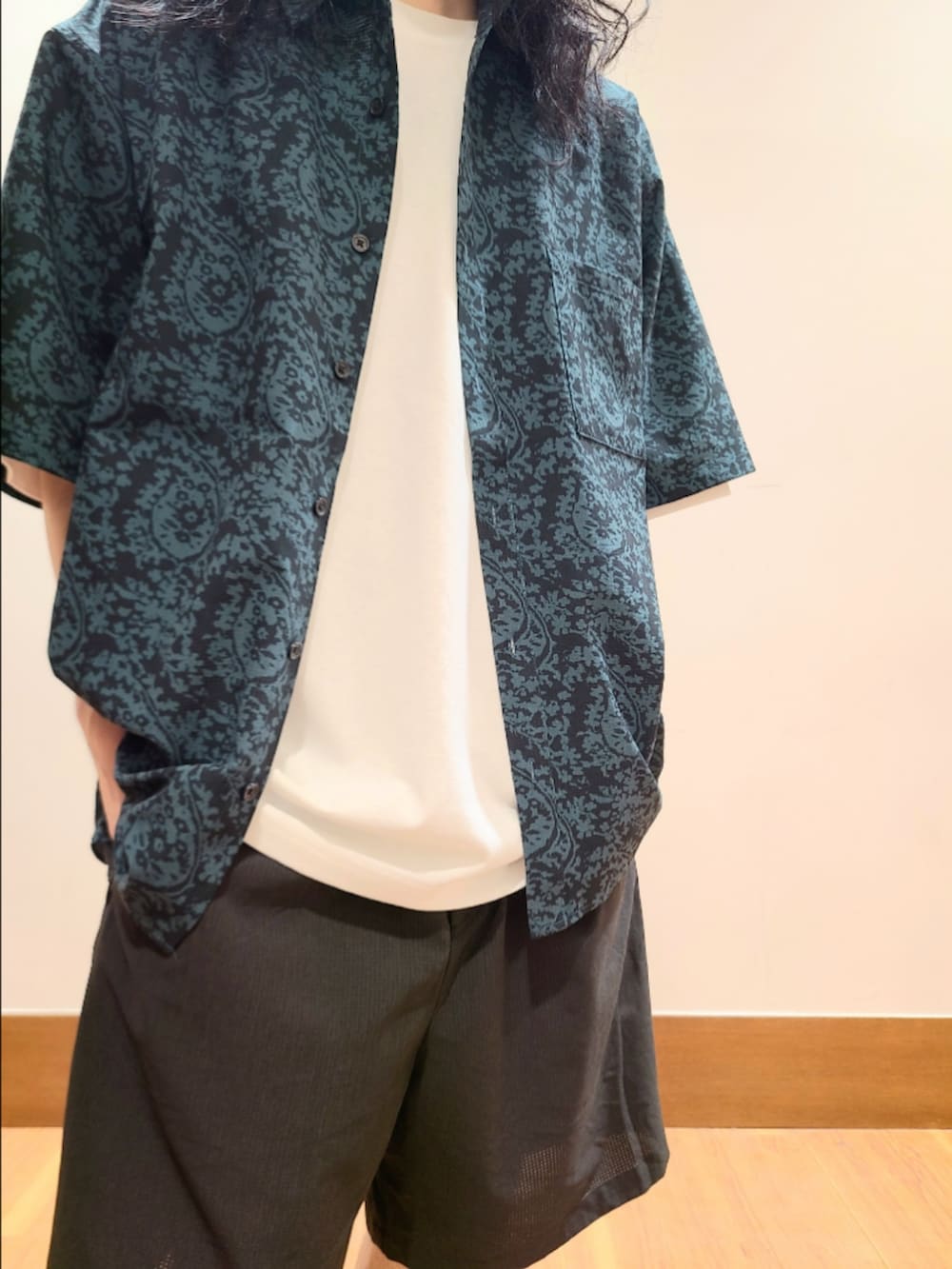 ホワイト系のTシャツ/カットソー、その他のシャツ/ブラウス、ブラック系のその他パンツを着用したメンズの夏コーディネートの6枚目の写真