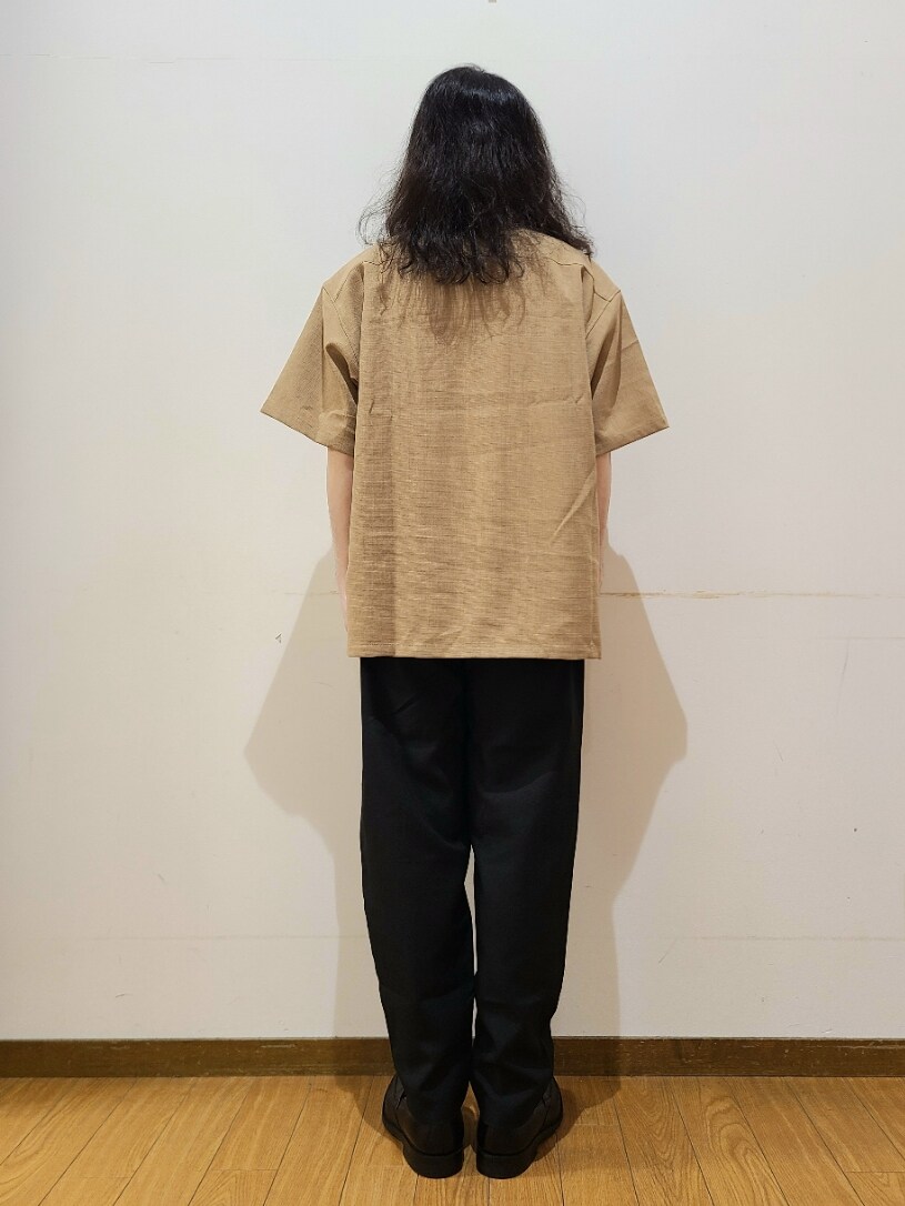 ベージュ系のシャツ/ブラウス、ホワイト系のTシャツ/カットソー、ブラック系のその他パンツを着用したメンズの春コーディネートの3枚目の写真