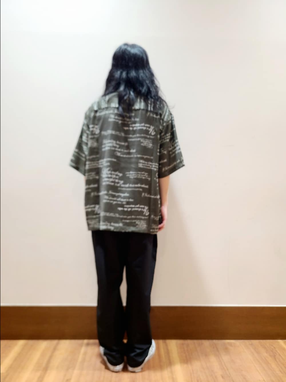 グリーン系のシャツ/ブラウス、ブラック系のその他パンツを着用したメンズの夏コーディネートの3枚目の写真