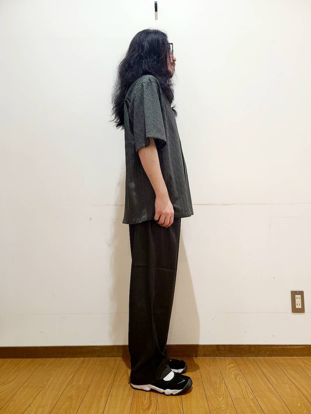 ホワイト系のシャツ/ブラウス、ブラック系のその他パンツ、グリーン系のシャツ/ブラウスを着用したメンズの夏コーディネートの2枚目の写真