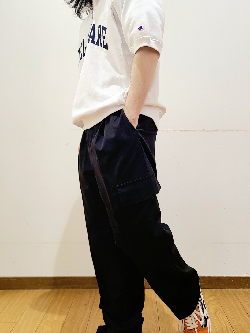 ホワイト系のTシャツ/カットソー、ブラック系のその他パンツを着用したメンズの春コーディネートの5枚目の写真