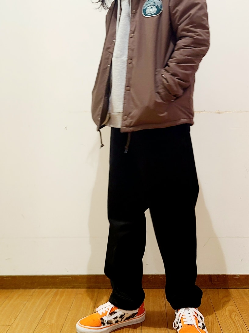 ブラウン系のブルゾン、ブラック系のその他パンツを着用したメンズの冬コーディネートの4枚目の写真