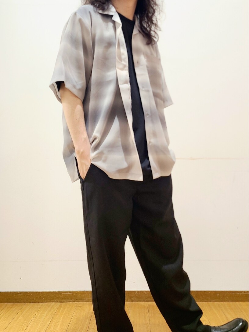 グレー系のシャツ/ブラウス、ブラック系のその他パンツ、ブラック系のTシャツ/カットソーを着用したメンズの夏コーディネートの5枚目の写真