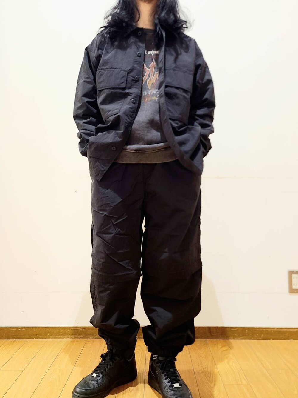 ブラック系のシャツ/ブラウス、ブラック系のその他パンツ、その他のスウェットを着用したメンズの冬コーディネートの4枚目の写真