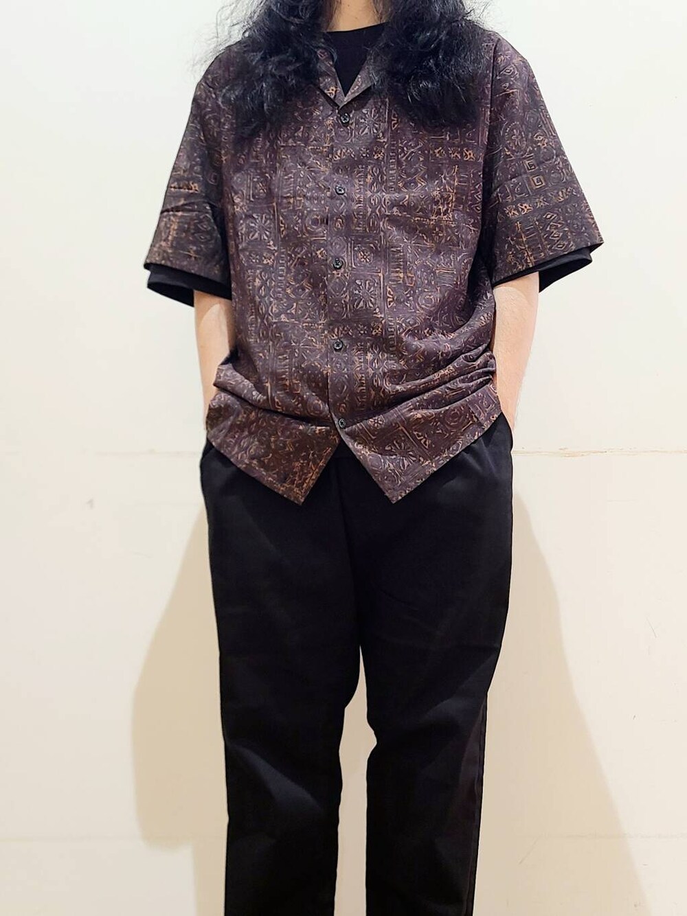 ブラック系のその他パンツ、ブラック系のTシャツ/カットソー、ブラウン系のシャツ/ブラウスを着用したメンズの夏コーディネートの5枚目の写真