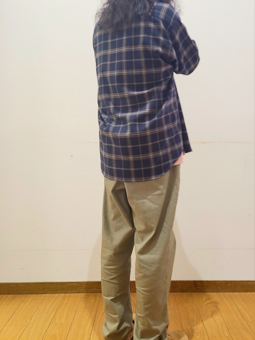 ピンク系のTシャツ/カットソー、グリーン系のその他パンツ、ベージュ系のサンダルを着用したメンズの夏コーディネートの6枚目の写真