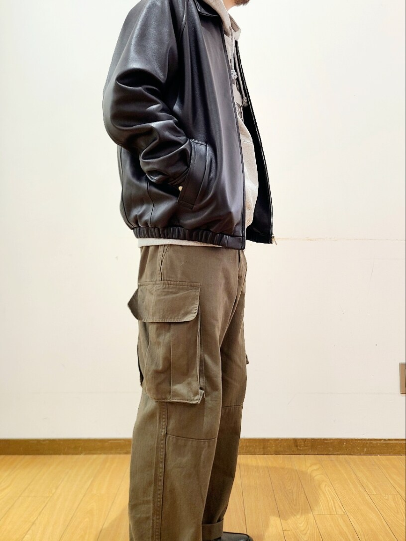 「低身長、低身長コーデ、低身長男子、ファッションを楽しもう、ITEMS URBANRESEARCH、アイテムズアーバンリサーチ、レザー、ブルゾン、カーゴパンツ、ロゴパーカー、チャンピオン パーカー、Champion、ローファー、キャップ」｜「ITEMS URBANRESEARCHのラムレザー ZIP UP ジャケット（ライダースジャケット、ブラック系）」を使った、アライタカノリさん（メンズ・164cm）の秋コーディネートの8枚目の写真