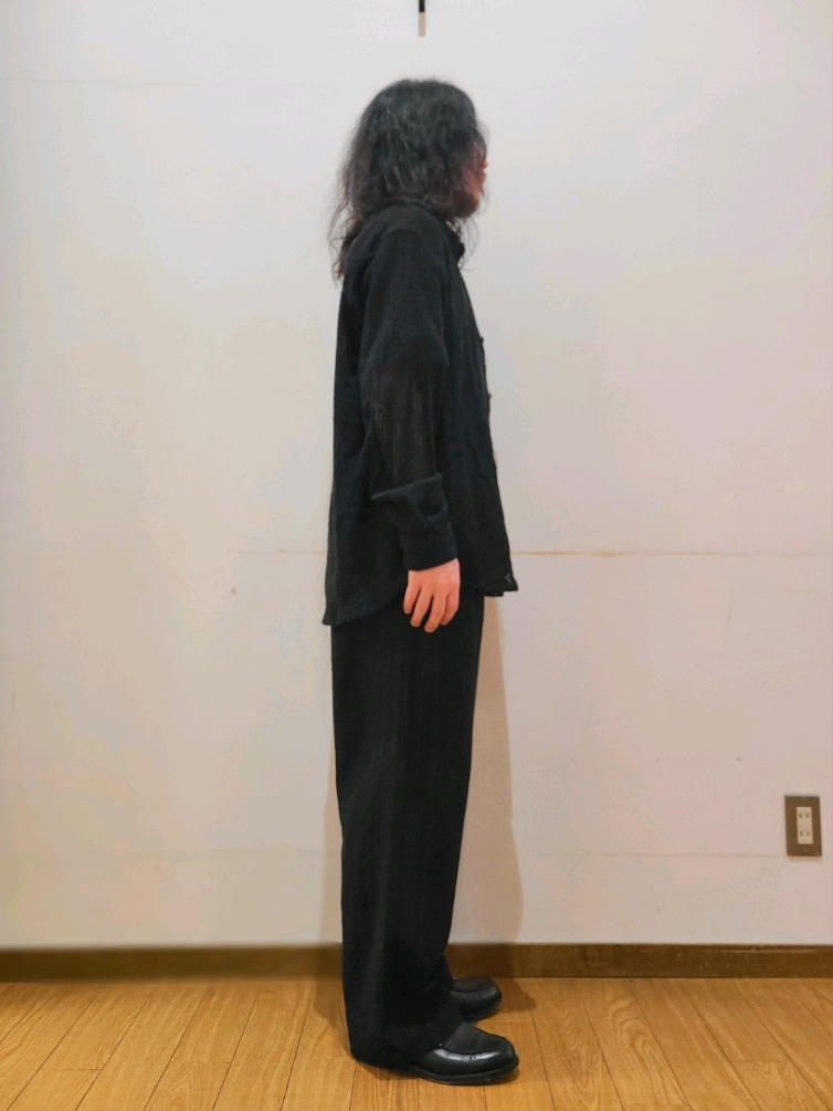 ブラック系のシャツ/ブラウス、ブラック系のその他パンツを着用したメンズの春コーディネートの2枚目の写真