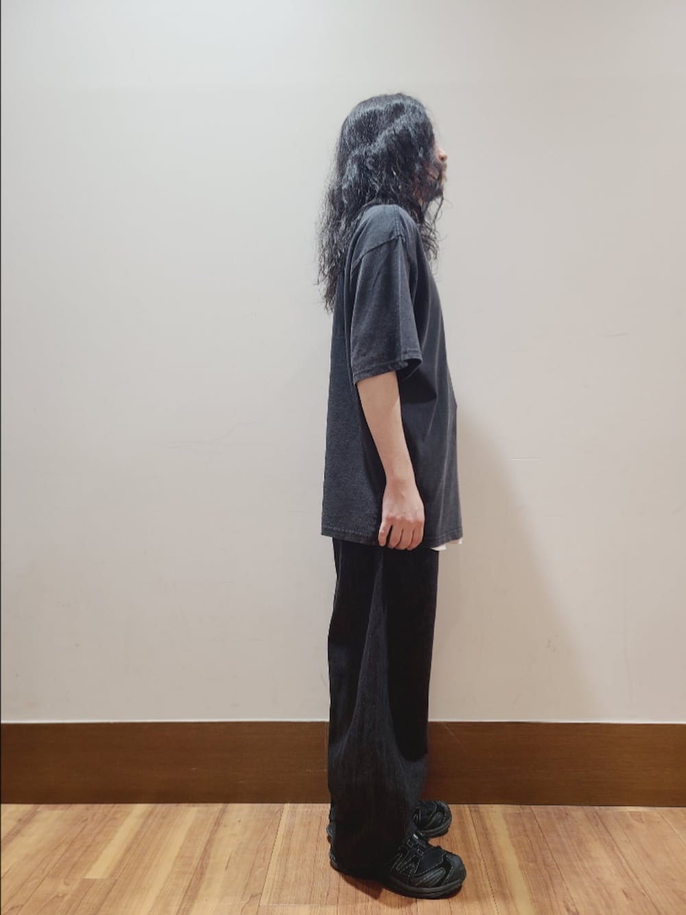 ブラック系のTシャツ/カットソー、ブラック系のデニムパンツを着用したメンズの夏コーディネートの2枚目の写真