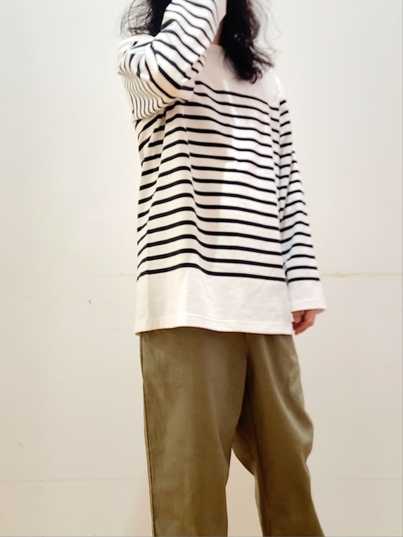 ホワイト系のTシャツ/カットソー、グリーン系のその他パンツ、ブラック系のスニーカーを着用したメンズの夏コーディネートの6枚目の写真