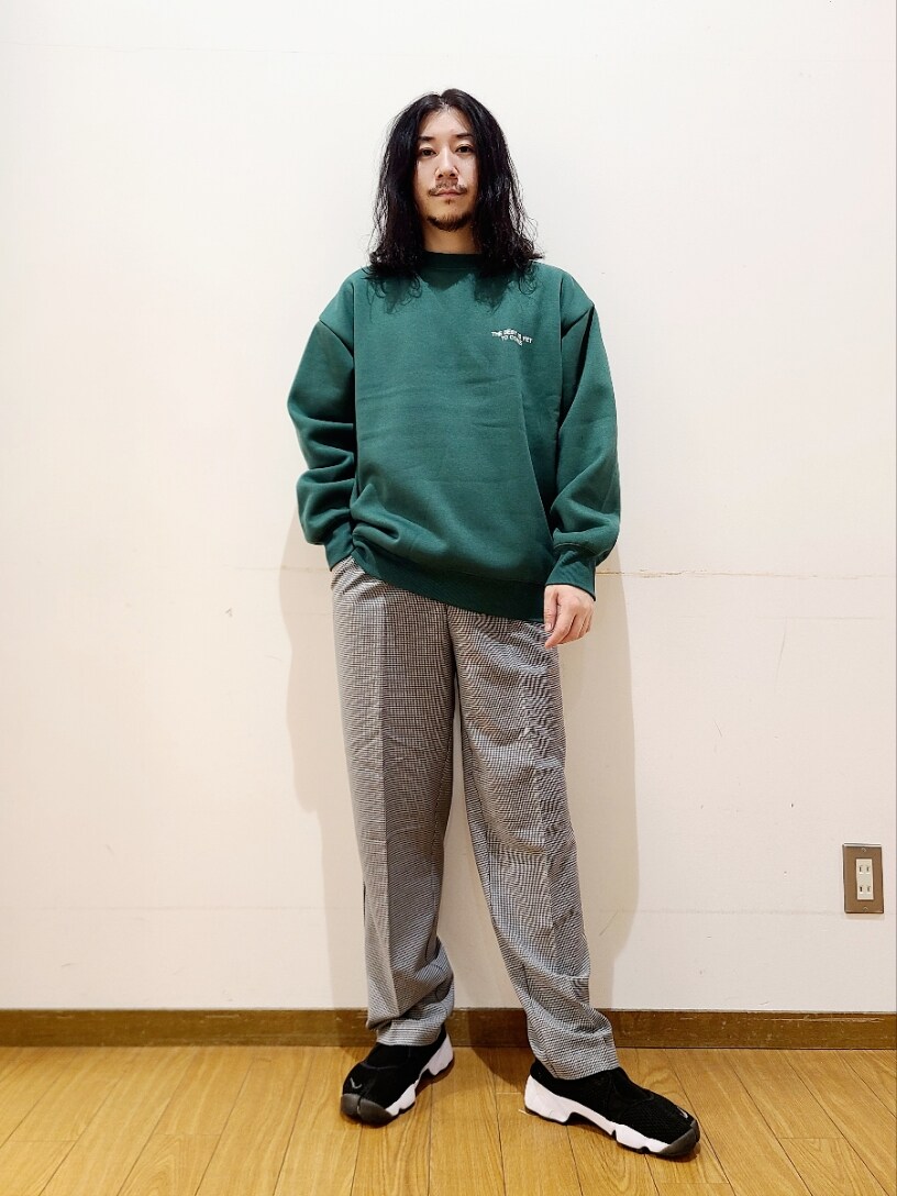 グリーン系のスウェット、その他のその他パンツを着用したメンズの秋コーディネートの2枚目の写真
