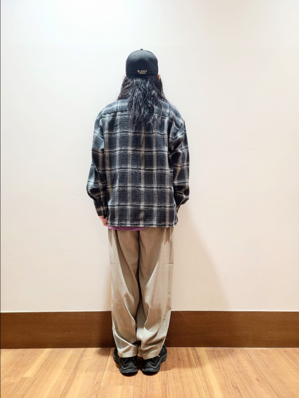 ブラック系のシャツ/ブラウス、ベージュ系のその他パンツを着用したメンズの秋コーディネートの3枚目の写真