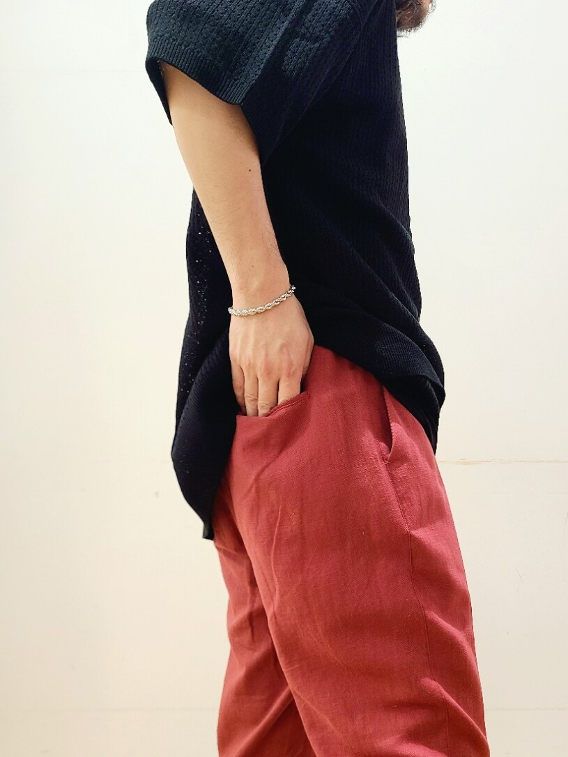 ブラック系のニット/セーター、ブラック系のTシャツ/カットソー、レッド系のその他パンツを着用したメンズの夏コーディネートの7枚目の写真