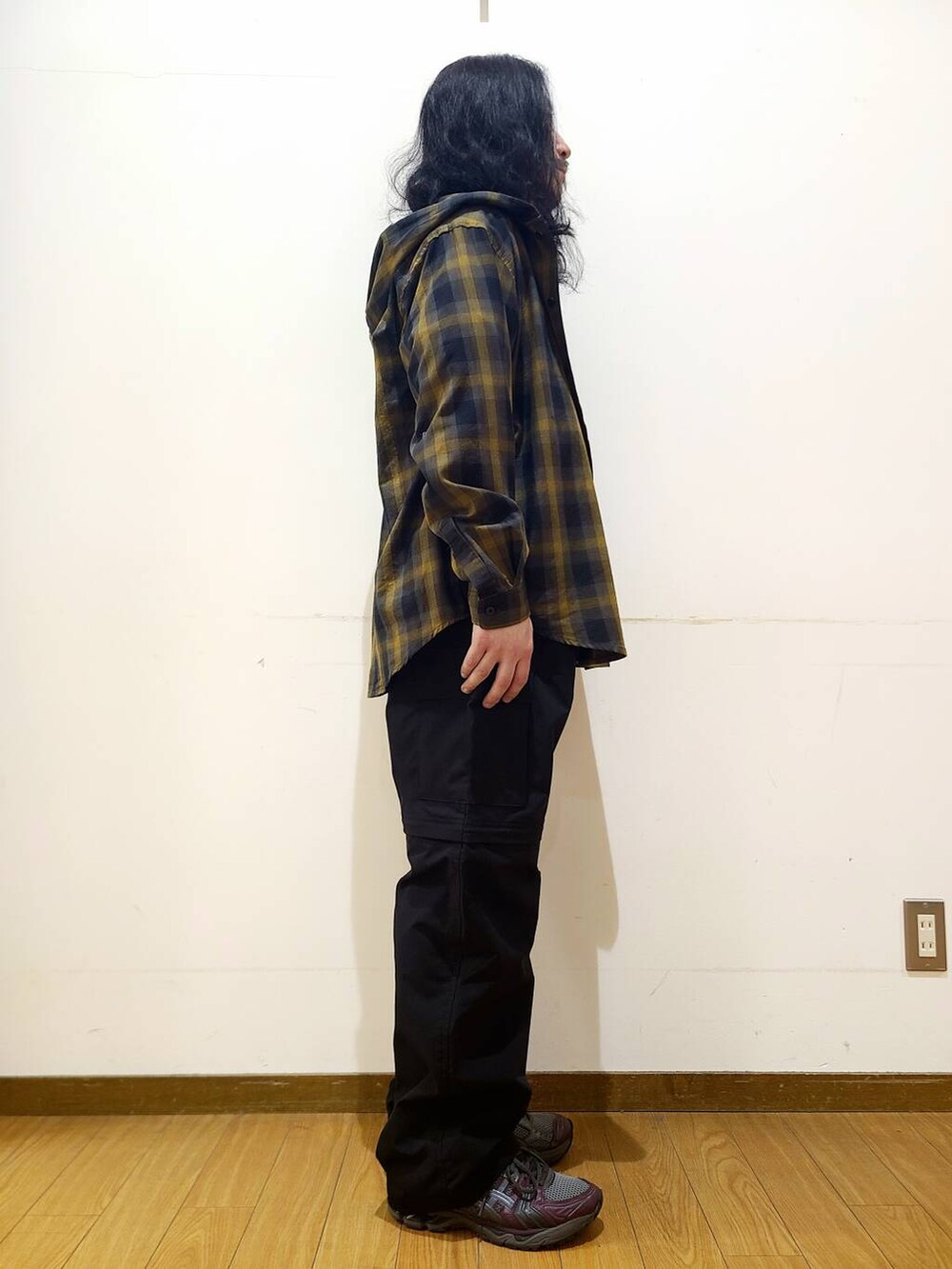 ブラック系のその他パンツ、ホワイト系のTシャツ/カットソー、ブラウン系のシャツ/ブラウスを着用したメンズの春コーディネートの2枚目の写真