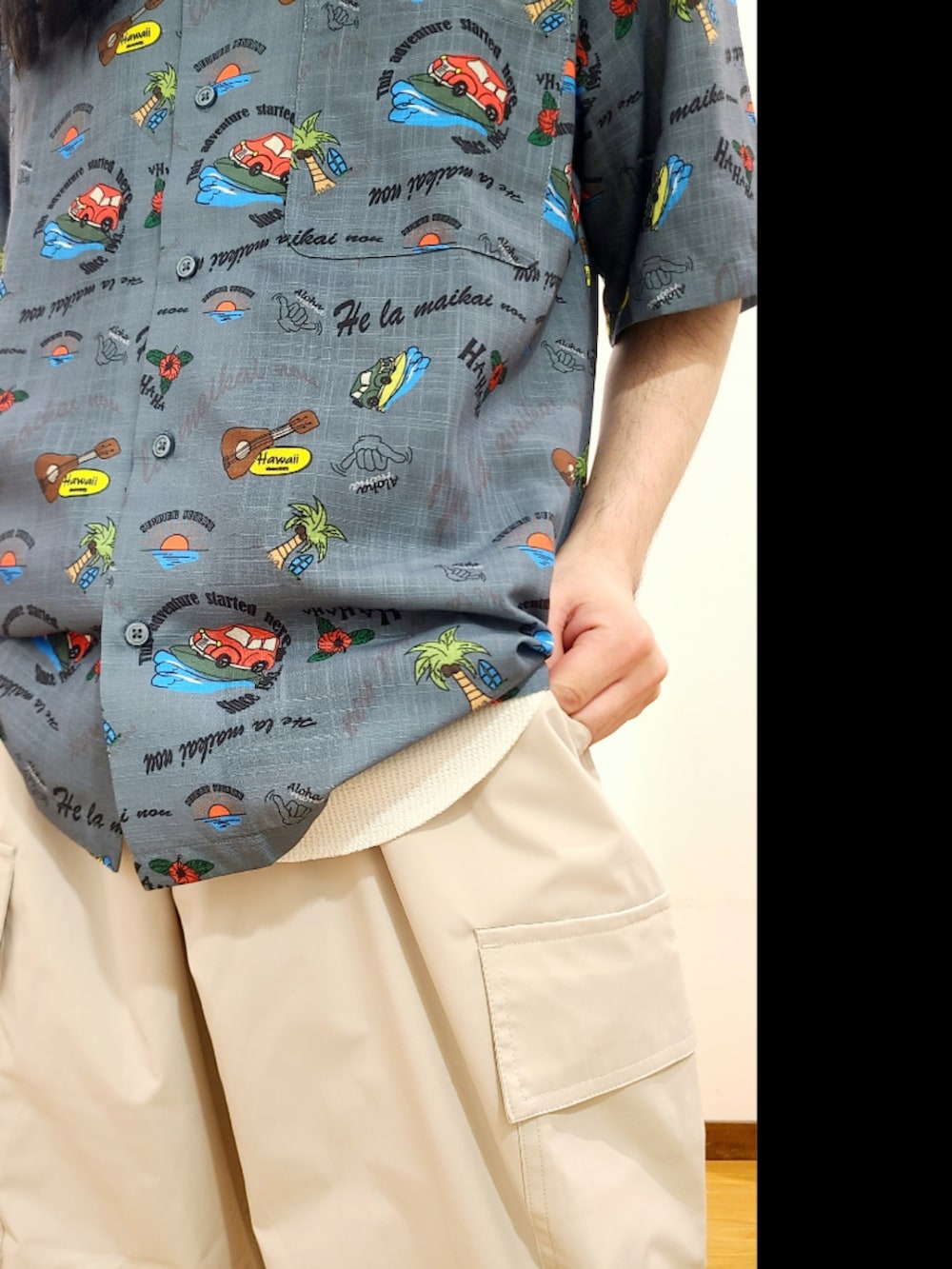 グレー系のシャツ/ブラウス、グレー系のTシャツ/カットソー、ホワイト系のその他パンツを着用したメンズの夏コーディネートの5枚目の写真