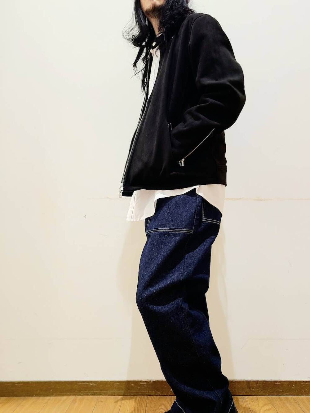 ホワイト系のシャツ/ブラウス、ブルー系のその他パンツを着用したメンズの冬コーディネートの4枚目の写真