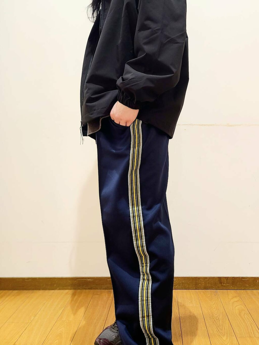 ブルー系のその他パンツ、ブラック系のブルゾン、その他のスウェットを着用したメンズの冬コーディネートの7枚目の写真