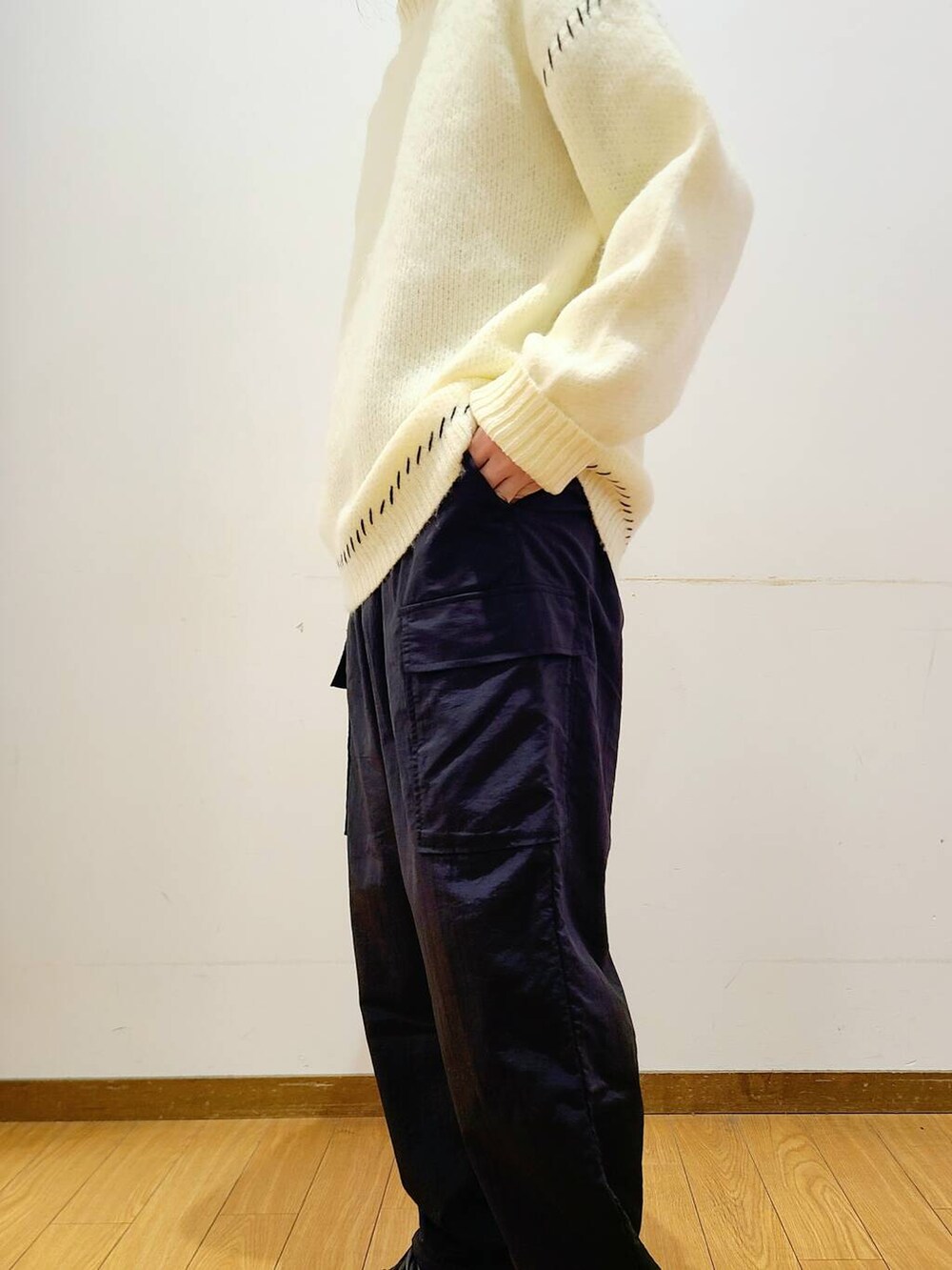 ブラック系のその他パンツ、ホワイト系のニット/セーターを着用したメンズの冬コーディネートの5枚目の写真