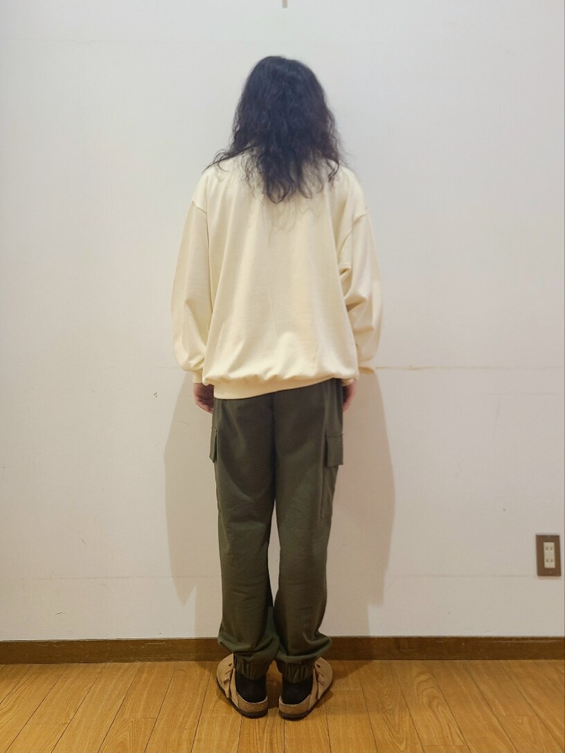 ホワイト系のスウェット、グリーン系のスウェットパンツ、ベージュ系のサンダルを着用したメンズの夏コーディネートの3枚目の写真