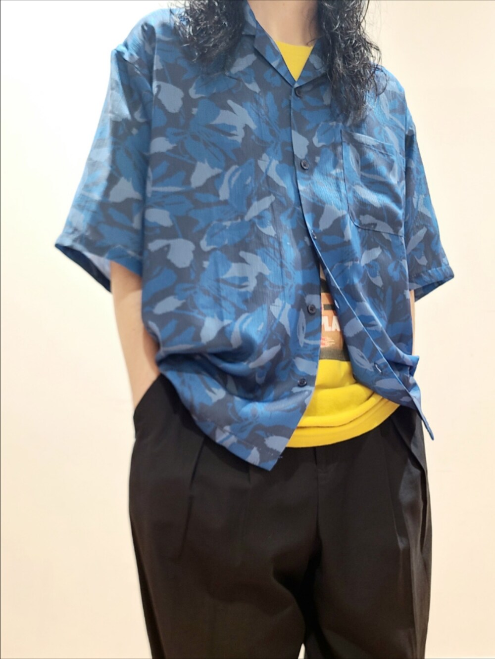 ブルー系のシャツ/ブラウスを着用したメンズの夏コーディネートの4枚目の写真