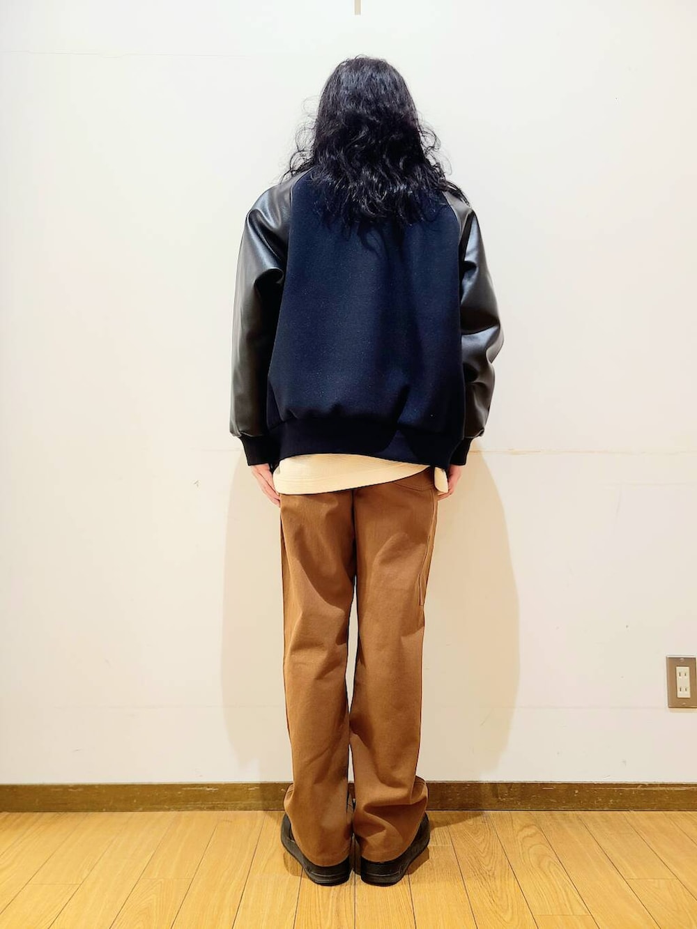 ホワイト系のスウェット、ブルー系のスタジャン、ブラウン系のその他パンツを着用したメンズの冬コーディネートの3枚目の写真