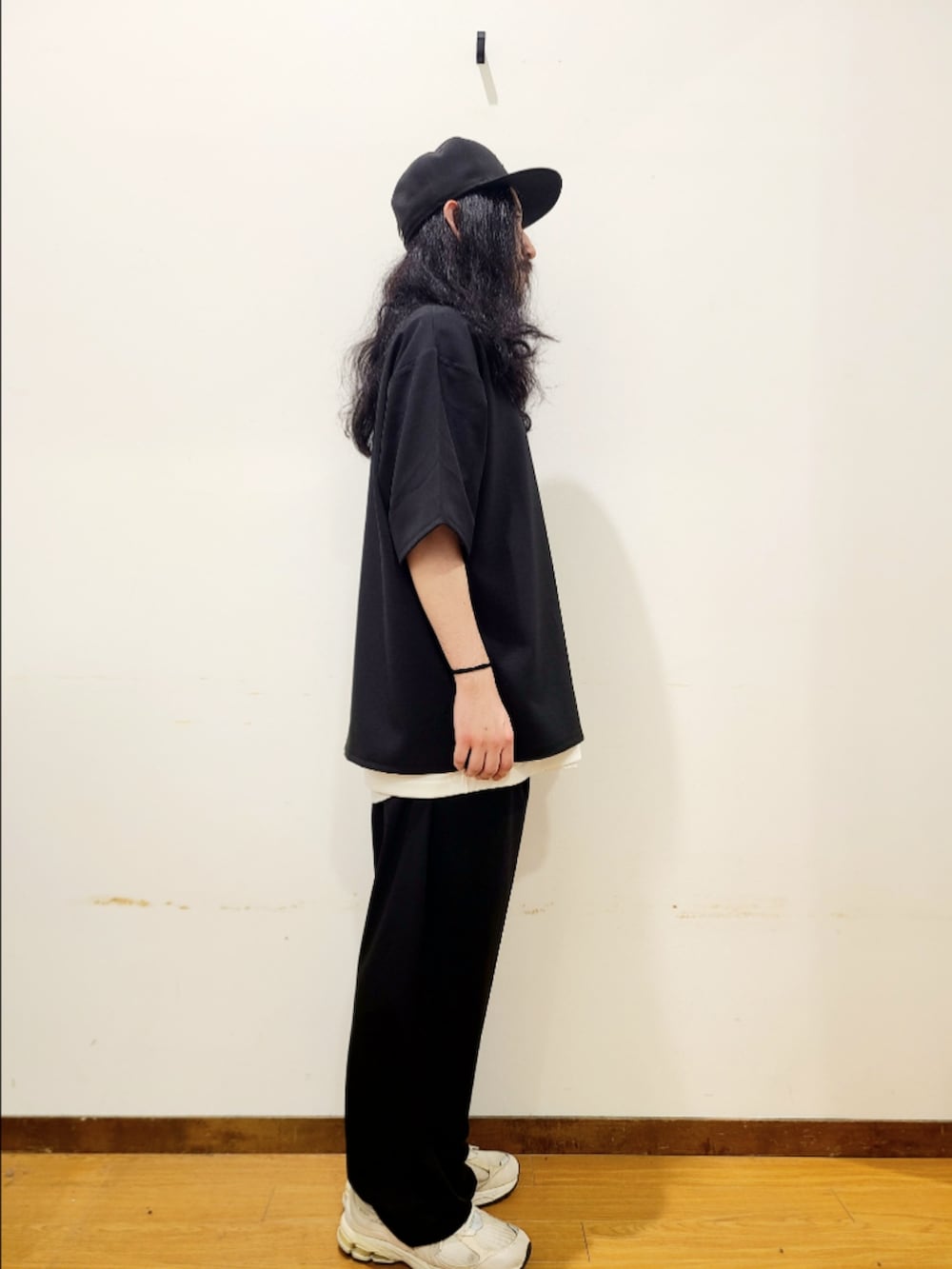 ブラック系のTシャツ/カットソー、ホワイト系のTシャツ/カットソー、ブラック系のその他パンツを着用したメンズの夏コーディネートの2枚目の写真
