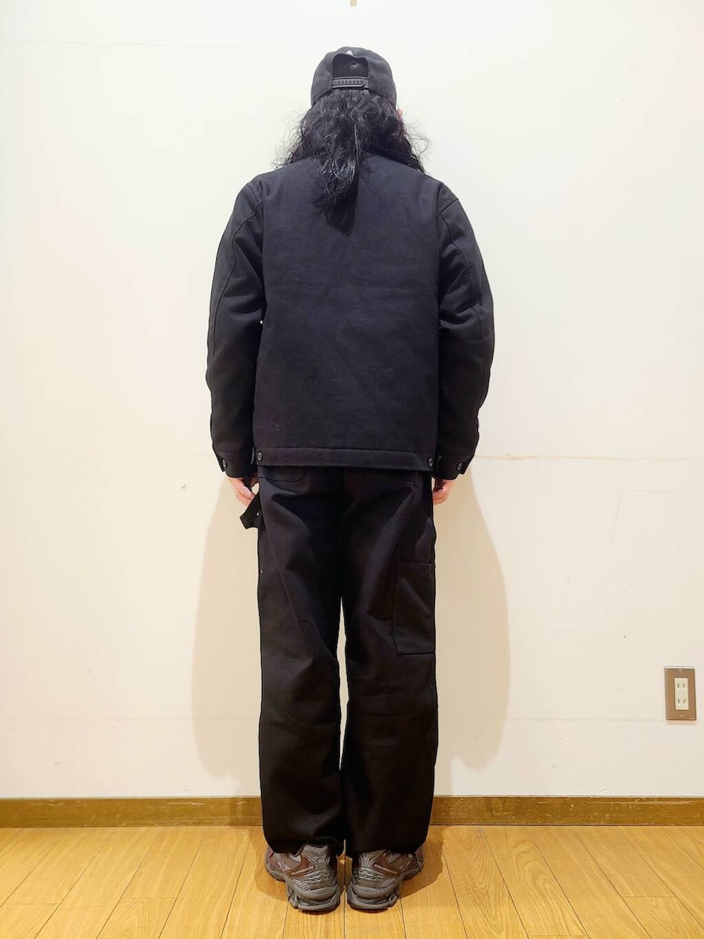 ブラック系のその他アウター、ブラック系のその他パンツ、ブラック系のスウェットを着用したメンズの冬コーディネートの3枚目の写真