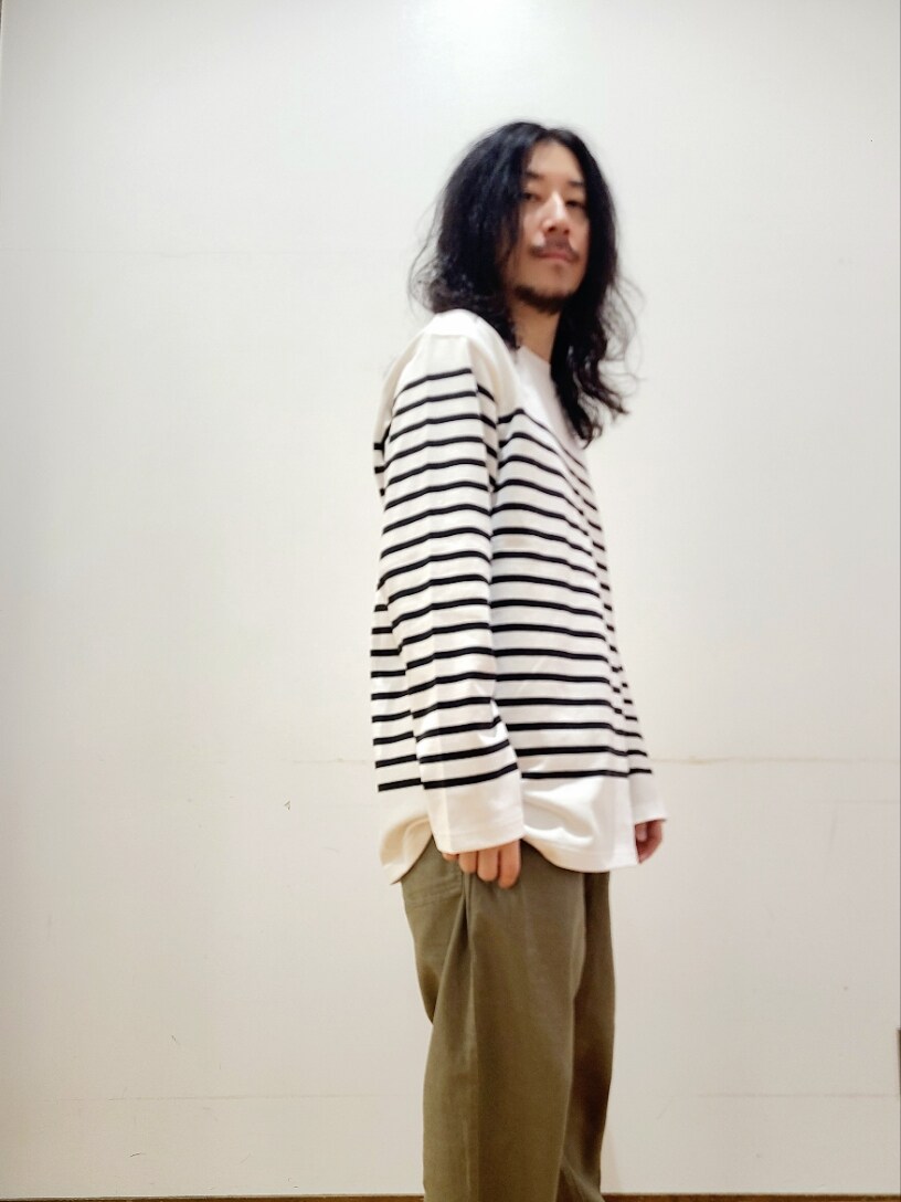 ホワイト系のTシャツ/カットソー、グリーン系のその他パンツ、ブラック系のスニーカーを着用したメンズの夏コーディネートの5枚目の写真