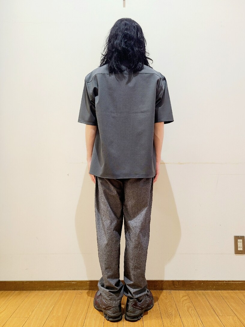 ブラック系のTシャツ/カットソー、グレー系のシャツ/ブラウス、グレー系のその他パンツを着用したメンズの夏コーディネートの3枚目の写真