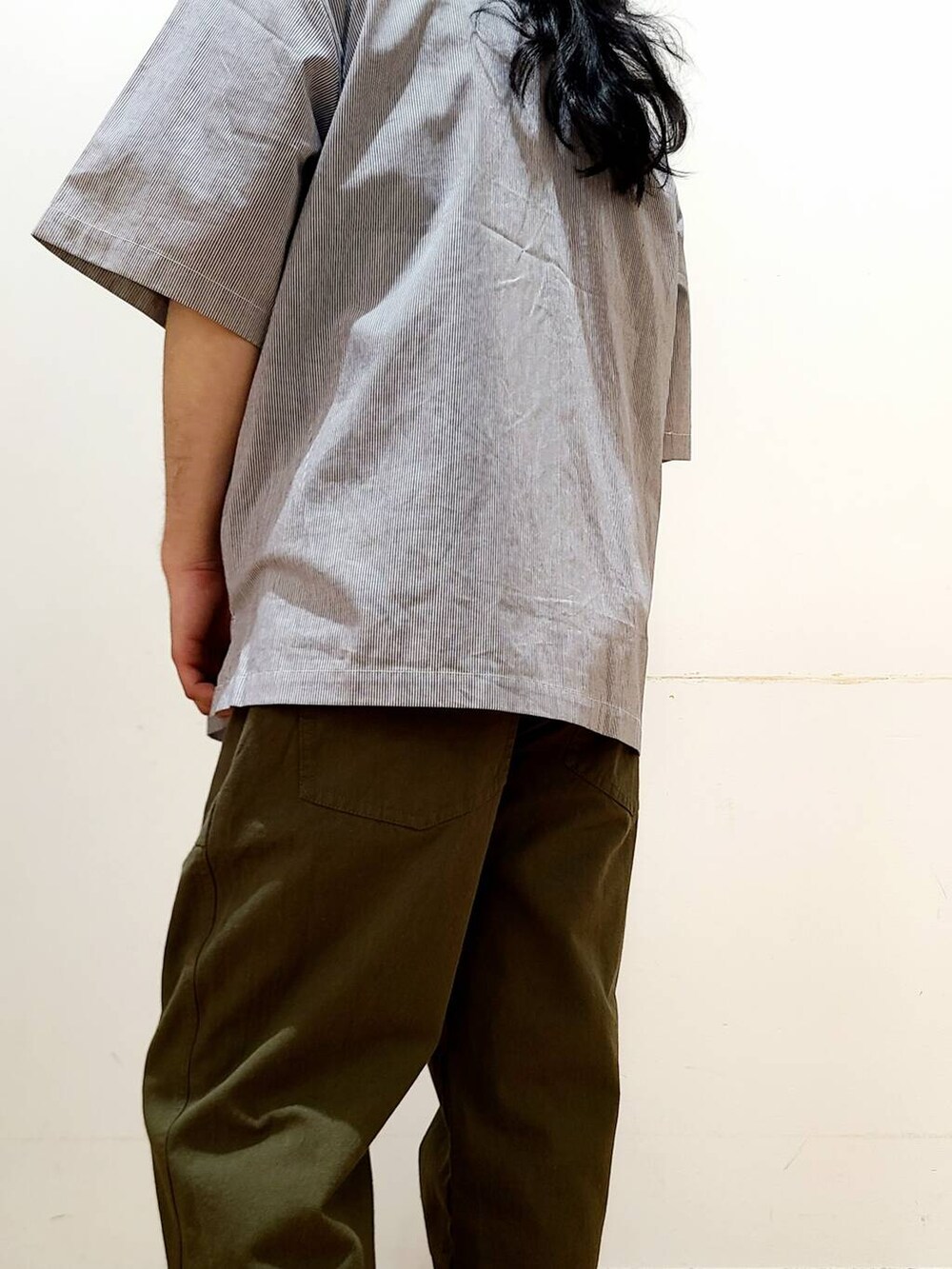 グリーン系のその他パンツ、ブラック系のTシャツ/カットソーを着用したメンズの春コーディネートの8枚目の写真