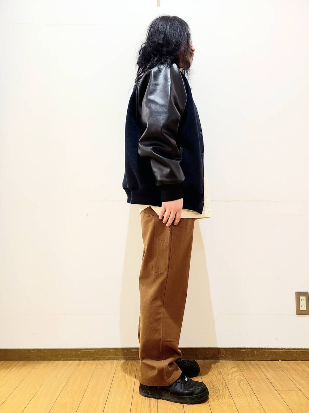 ホワイト系のスウェット、ブルー系のスタジャン、ブラウン系のその他パンツを着用したメンズの冬コーディネートの2枚目の写真