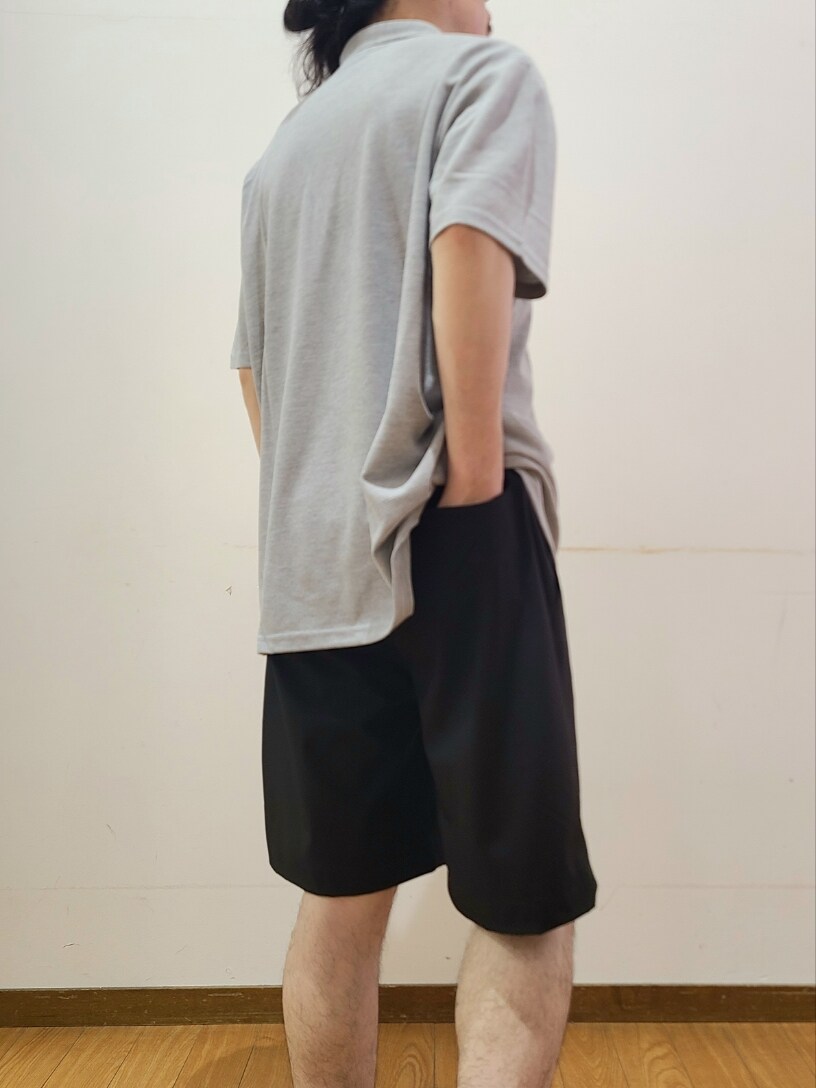 グレー系のポロシャツ、ブラック系のその他パンツ、ブラック系のスニーカーを着用したメンズの夏コーディネートの6枚目の写真